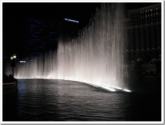 Bellagio Hotel in Las Vegas the dancing fountains @DownshiftingPRO
