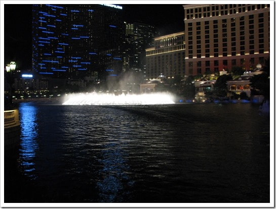 Bellagio Hotel in Las Vegas the dancing fountains @DownshiftingPRO