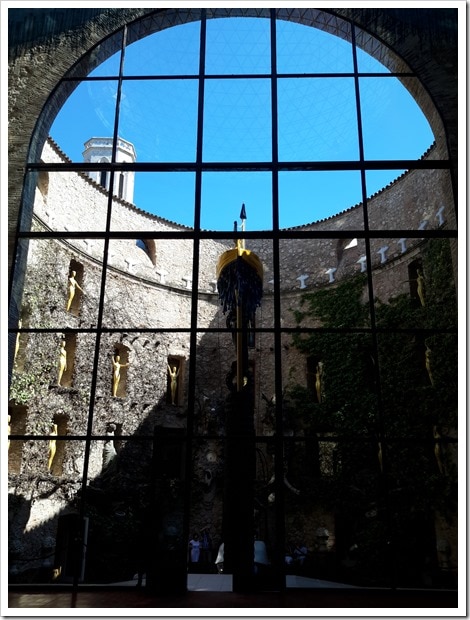 20150510_165153 Dali Theatre Museum in Figueres, Spain @DownshiftingPRO - Rainy Taxi in the Atrium