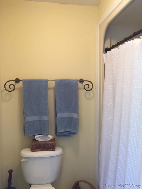 Bathroom Makeover - @DownshiftingPRO - Benjamin Moore Bathroom Makeover DownshiftingPRO Benjamin Moore 5