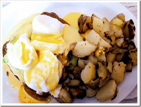 Thornbury Cafe Eggs Benedict with Rye Bread and home fries @DownshiftingPRO