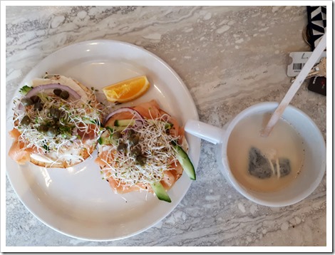 Thornbury Cafe Smoked Salmon and Cream Cheese on a bagel with alfalfa sprouts and a London Fog Tea @DownshiftingPRO