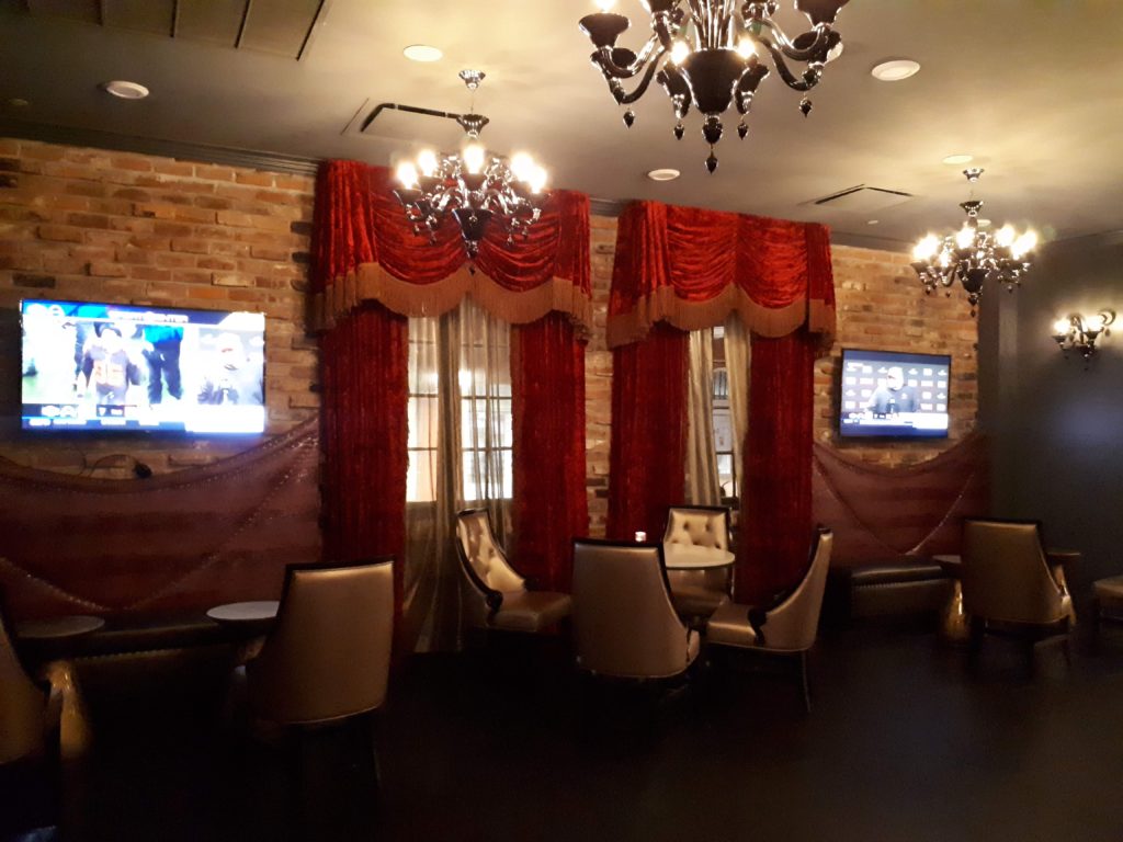 Signature Cocktails & Good Eats in New Orleans #onetimeinNOLA 32 May Bailys Place in the Dauphine Hotel New Orleans - Good Eats @DownshiftingPro