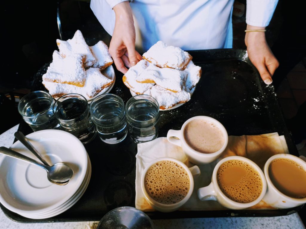 Signature Cocktails & Good Eats in New Orleans #onetimeinNOLA 2 Cafe du Monde beignets and coffee @DownshiftingPRO