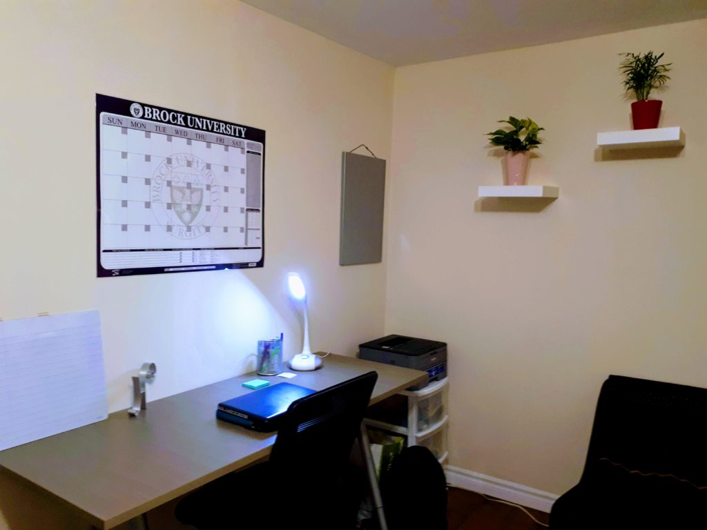 Easy College Student Room Ideas to Organize on a budget 2 College Student room ideas @DownshiftingPRO 6