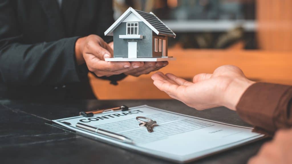 Who do I need to help me begin downsizing? 13+ Key people 6 Banker Credit CanvaPro