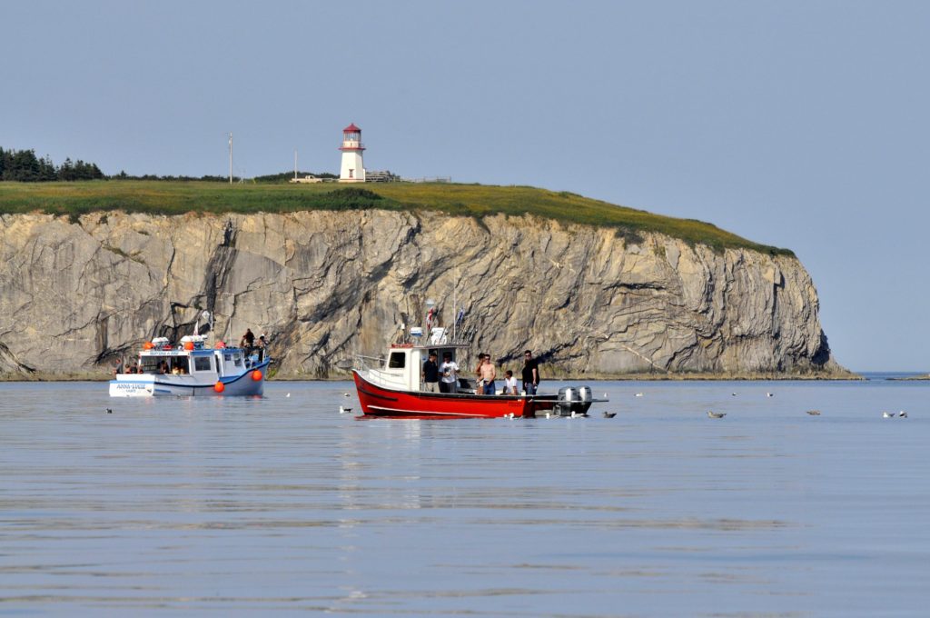 Quebec by the Sea - The Lighthouse Trail in Quebec Maritime - Detailed Itinerary 2 Boats with the Cap dEspoir Lighthouse QM 000429