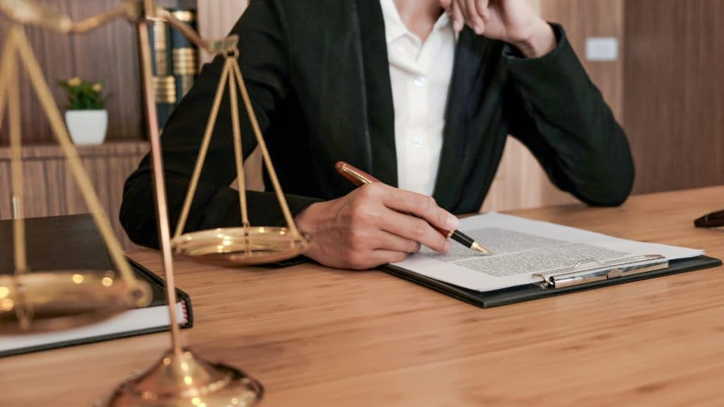 Who do I need to help me begin downsizing? 13+ Key people 8 Lawyer Credit CanvaPro