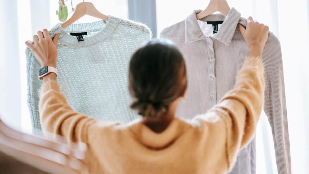 Who do I need to help me begin downsizing? 13+ Key people 7 Professional Organizer Credit CanvaPro