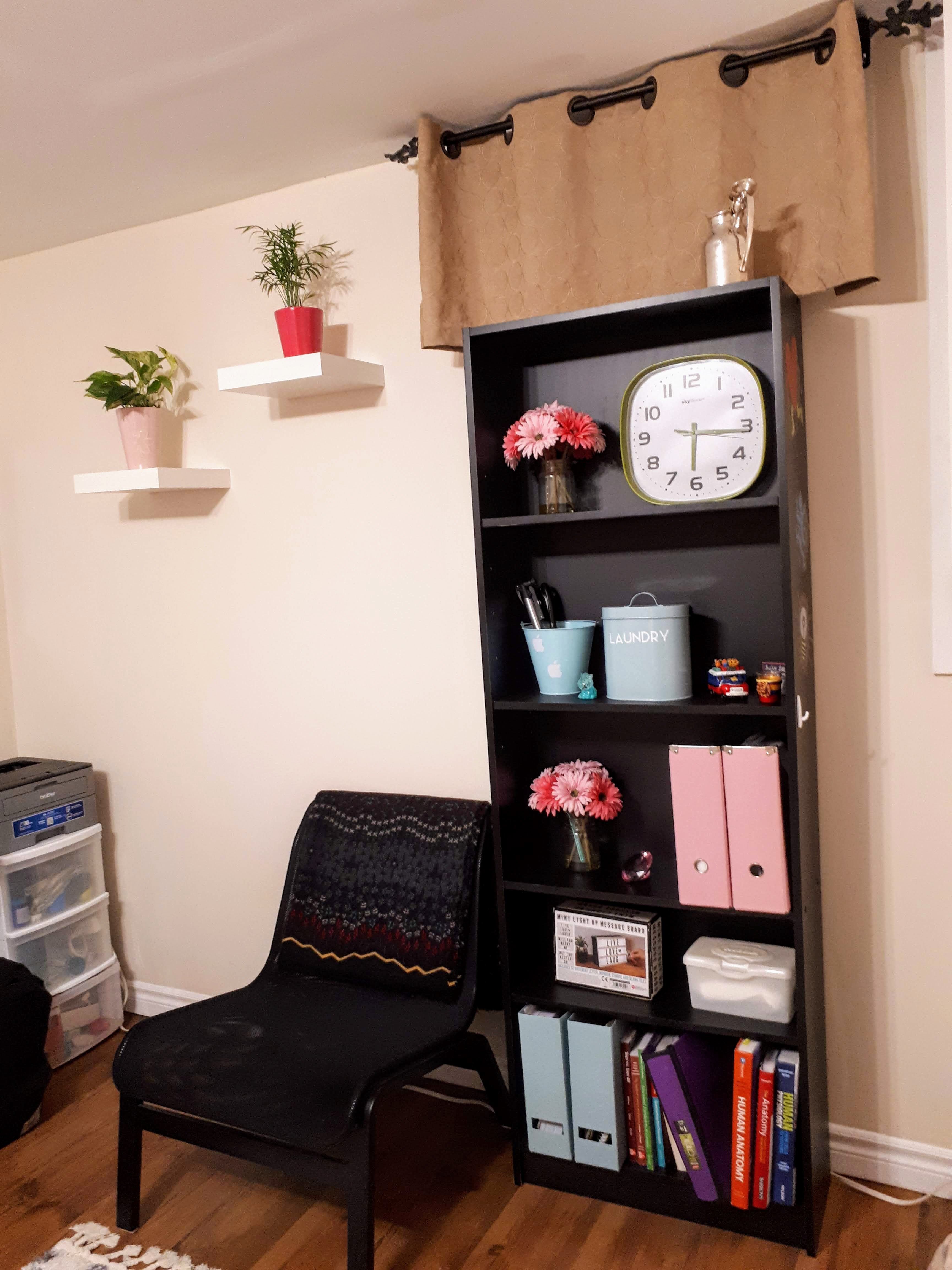 Easy College Student Room Ideas to Organize on a budget 7 College Student room ideas @DownshiftingPRO 10