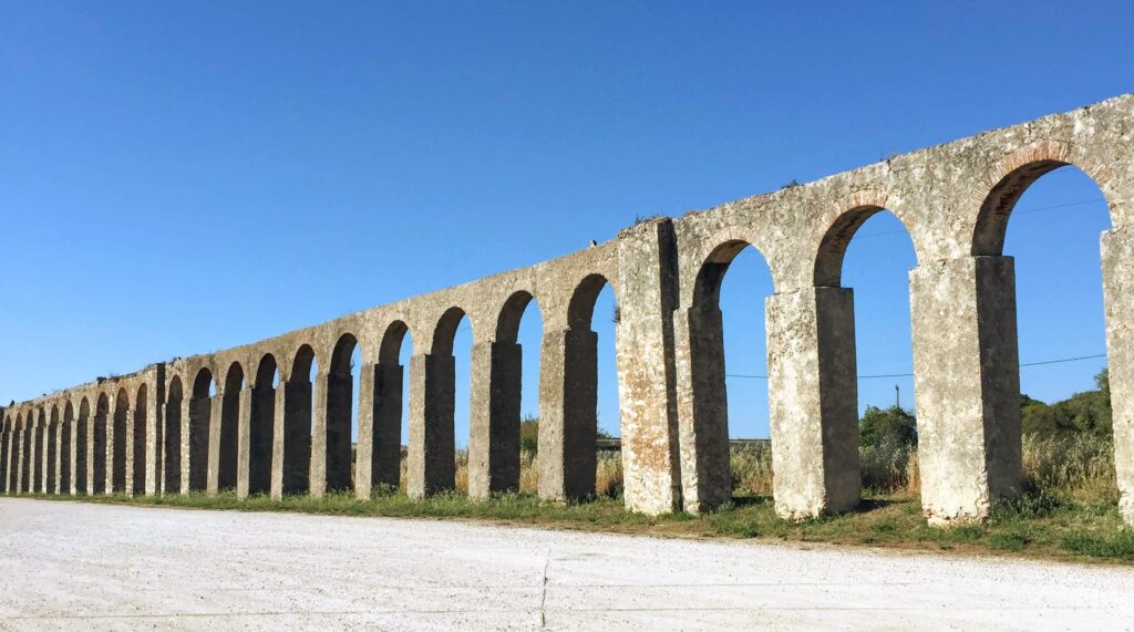 17th century aquaduct in Obidos Portugal - @DownshiftingPRO