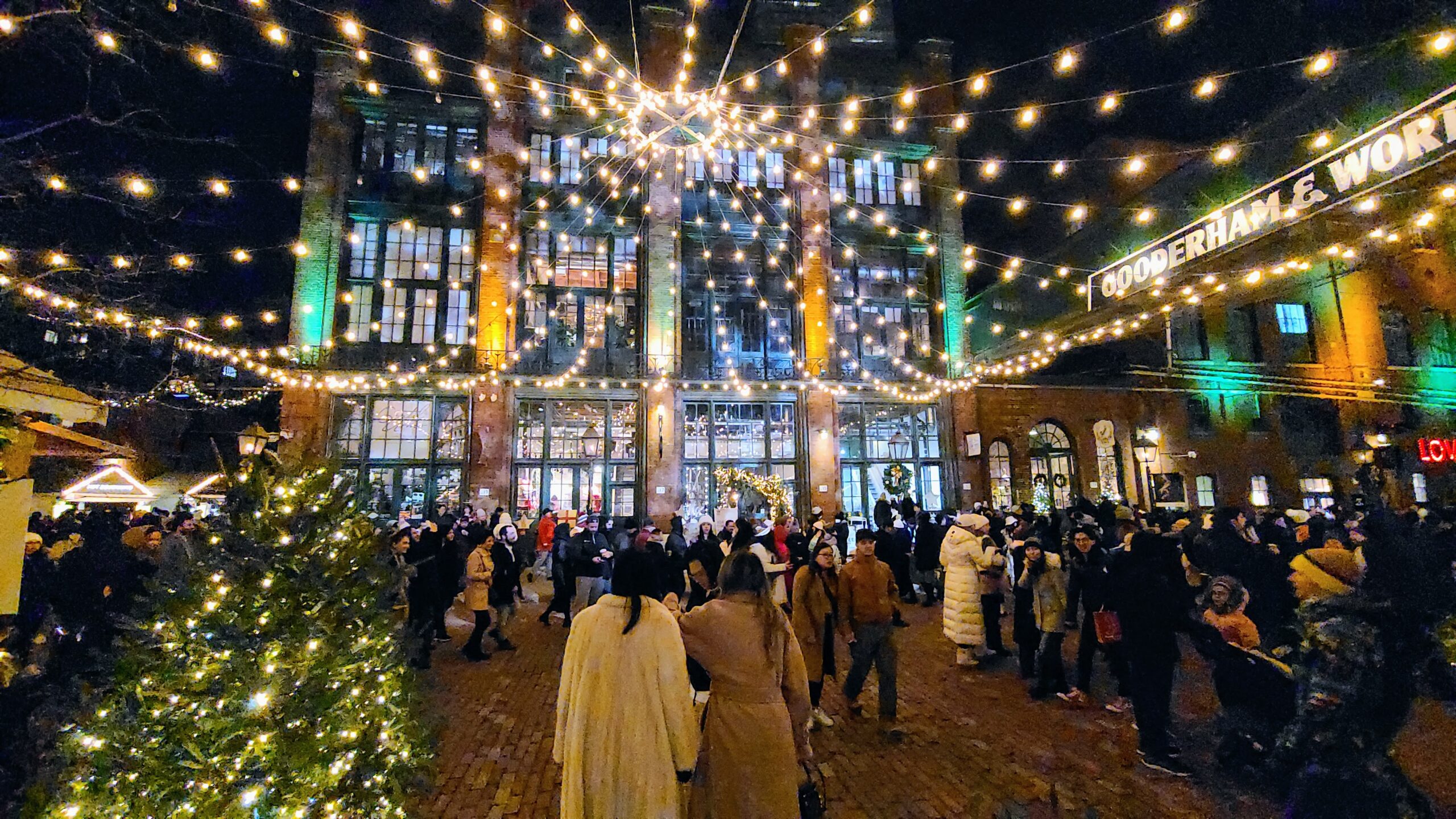 Toronto Christmas Market Distrillery District photo credit @DownshiftingPRO scaled