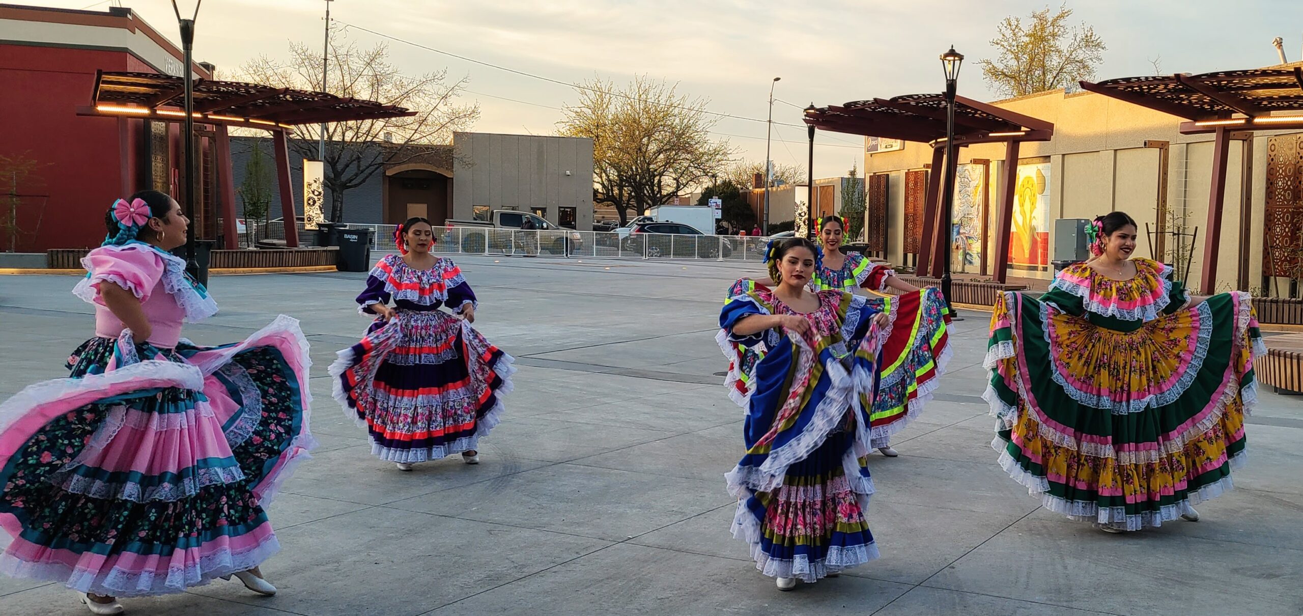 Traditional Mexican Dancers @DownshiftingPRO scaled