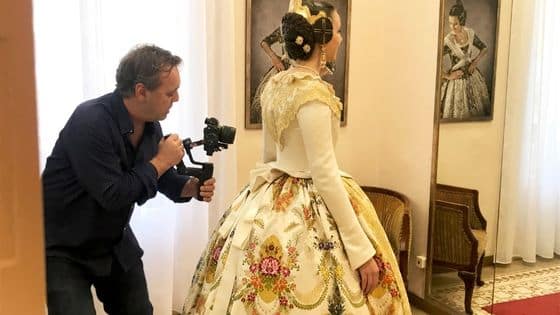 Valencia Woman in a Ceremonial silk gown for Las Fallas Festival in Valencia Foto TVCB