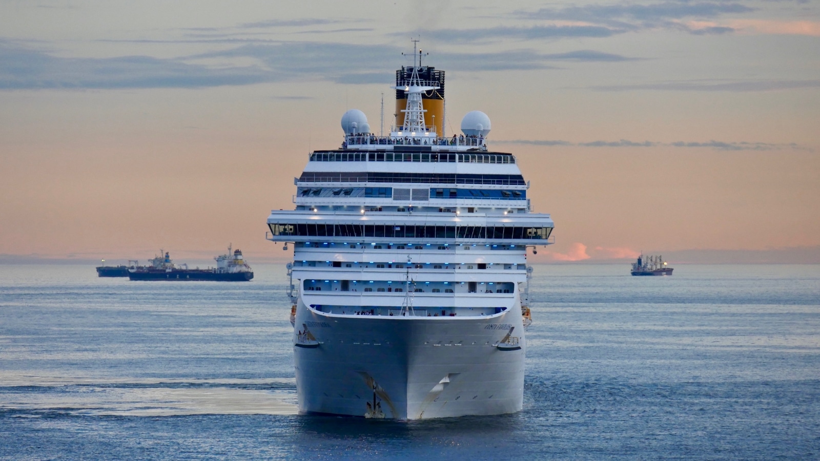 Cruise Ship Photo credit Vinicuius Dattwyler CanvaPro.jpg