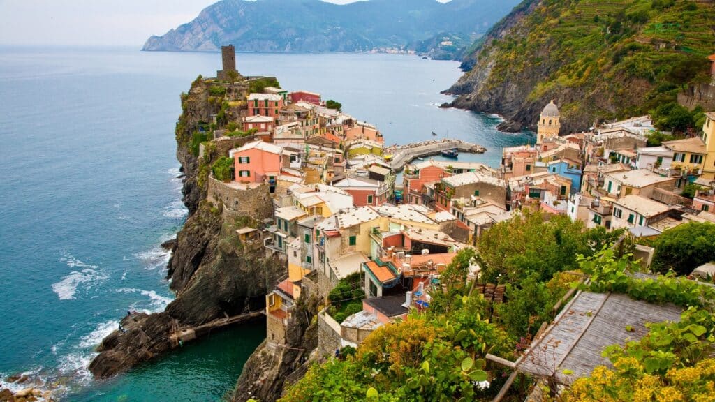 Cinque Terra Photo Credit psaudio CanvaPro