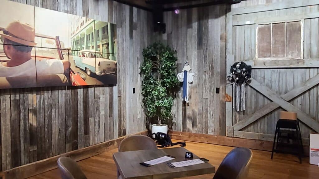 Elaines Restaurant Great Vibe Photo Credit DownshiftingPRO