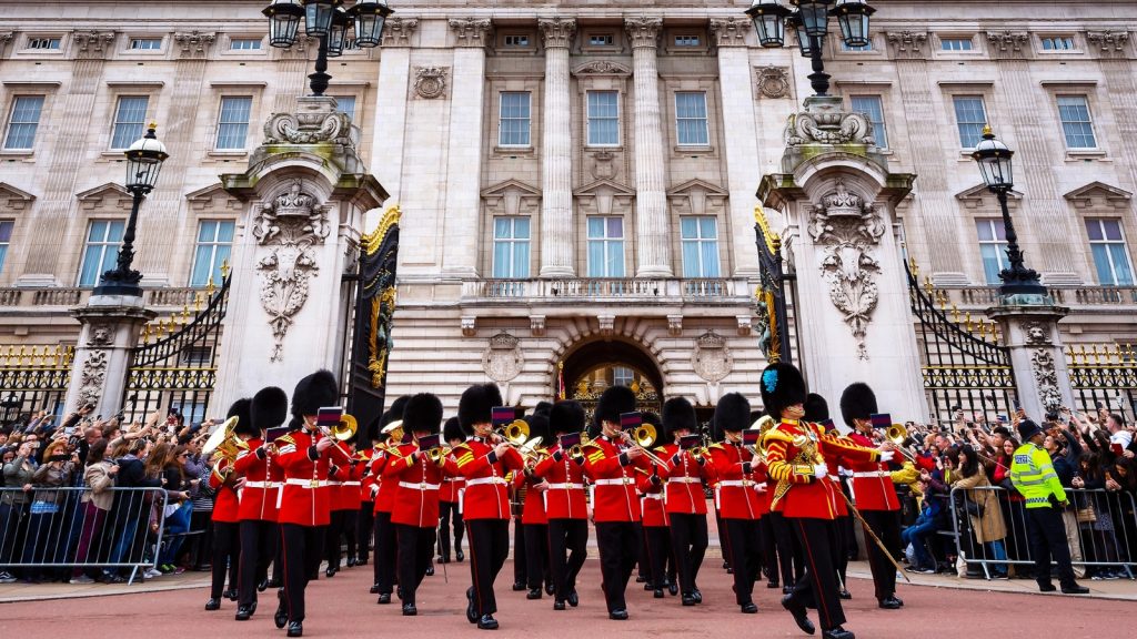 The Ultimate Guide of Things To Do in London, England 10 Buckingham Palace Changing of the Guard ceremony