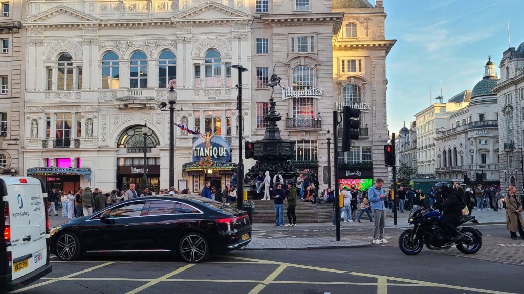 The Ultimate Guide of Things To Do in London, England 15 Piccadilly Circus illuminated signs Shaftesbury Fountain