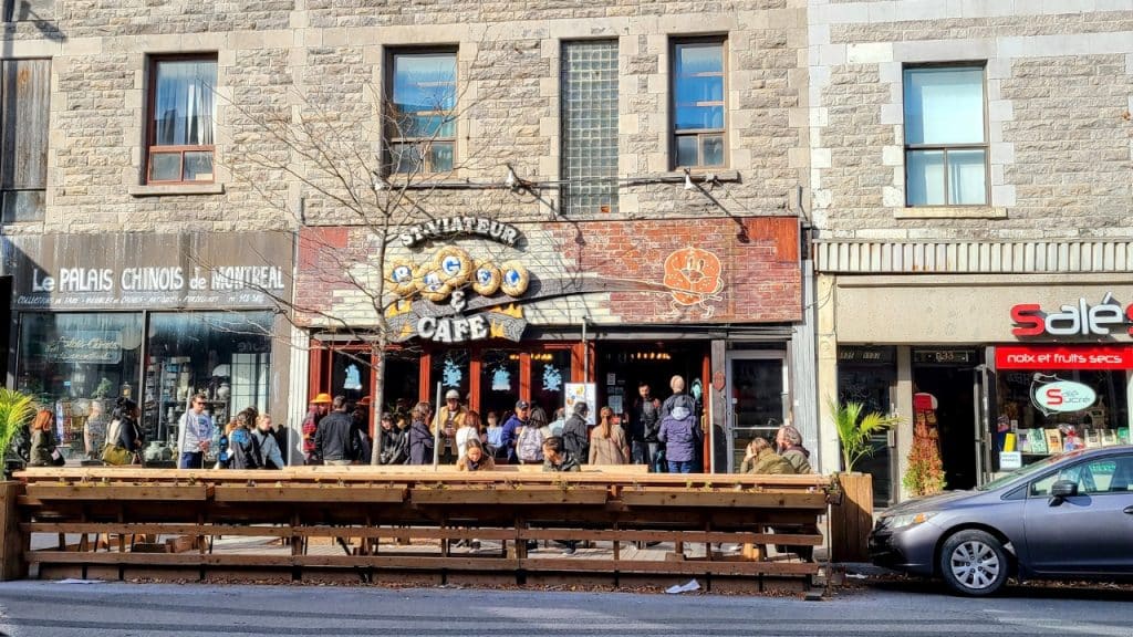 French signs in Montreal Photo Credit DownshiftingPRO 1