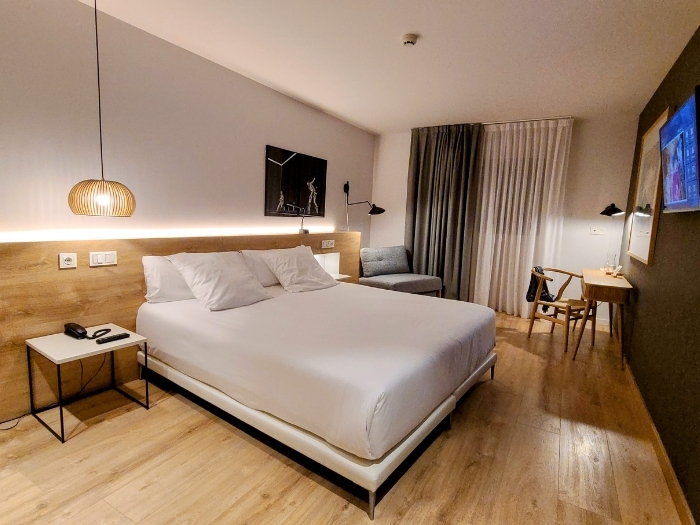 Queen bed Hotel BideBide Photo Credit Margarita Ibbott